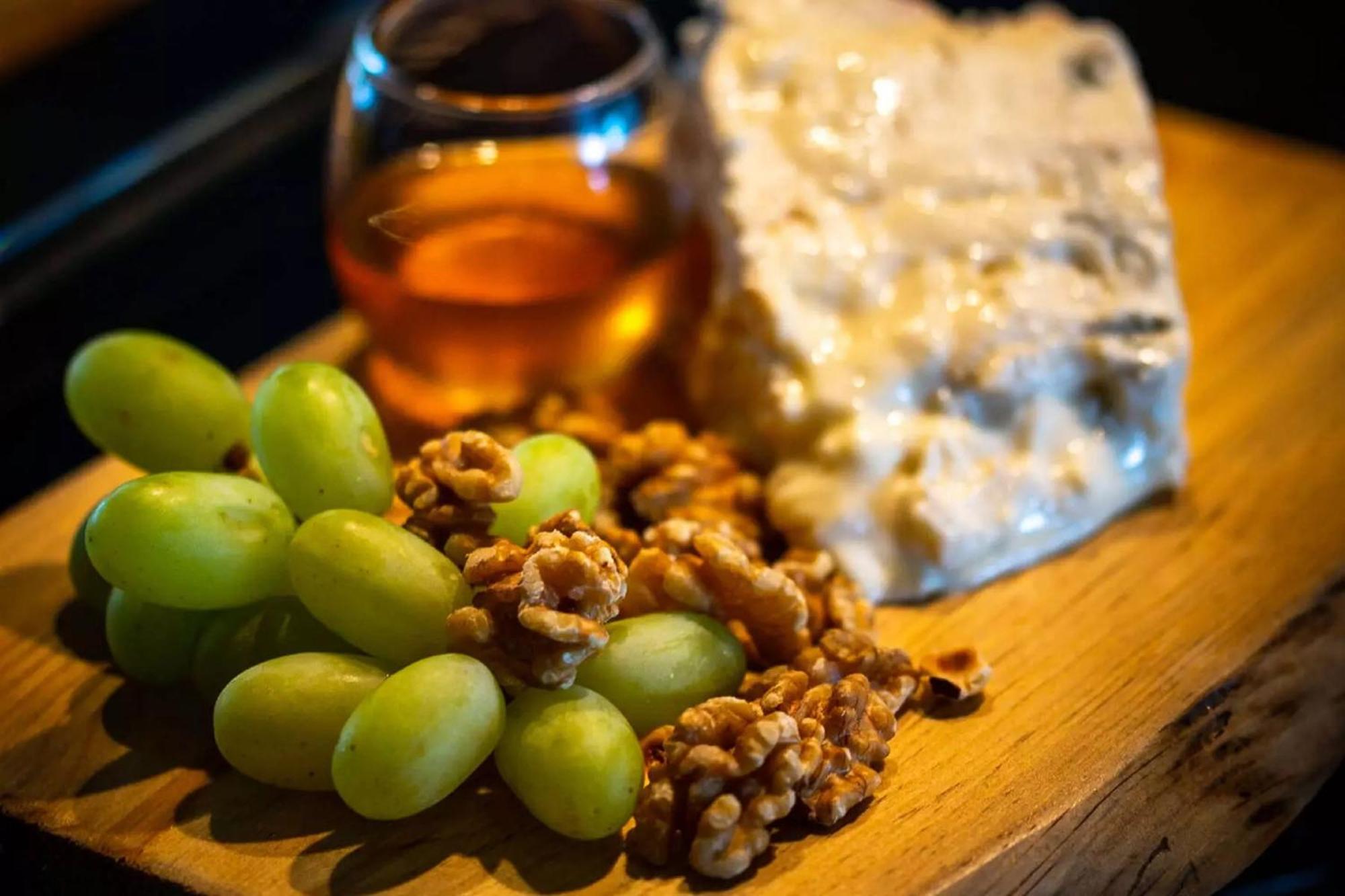 Grande Real Villa Itália Hotel&Spa Cascais Exteriér fotografie Gorgonzola with grapes and walnuts