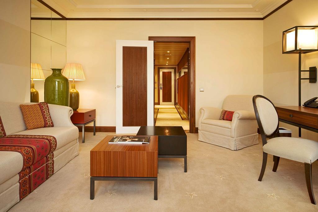 Grande Real Villa Itália Hotel&Spa Cascais Exteriér fotografie A suite at the Taj Mahal Palace, Mumbai